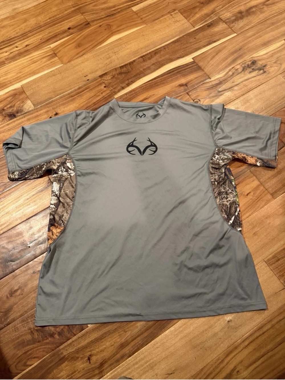 Realtree Men's Short-Sleeve Performance Tee in Gray with Camo Panels